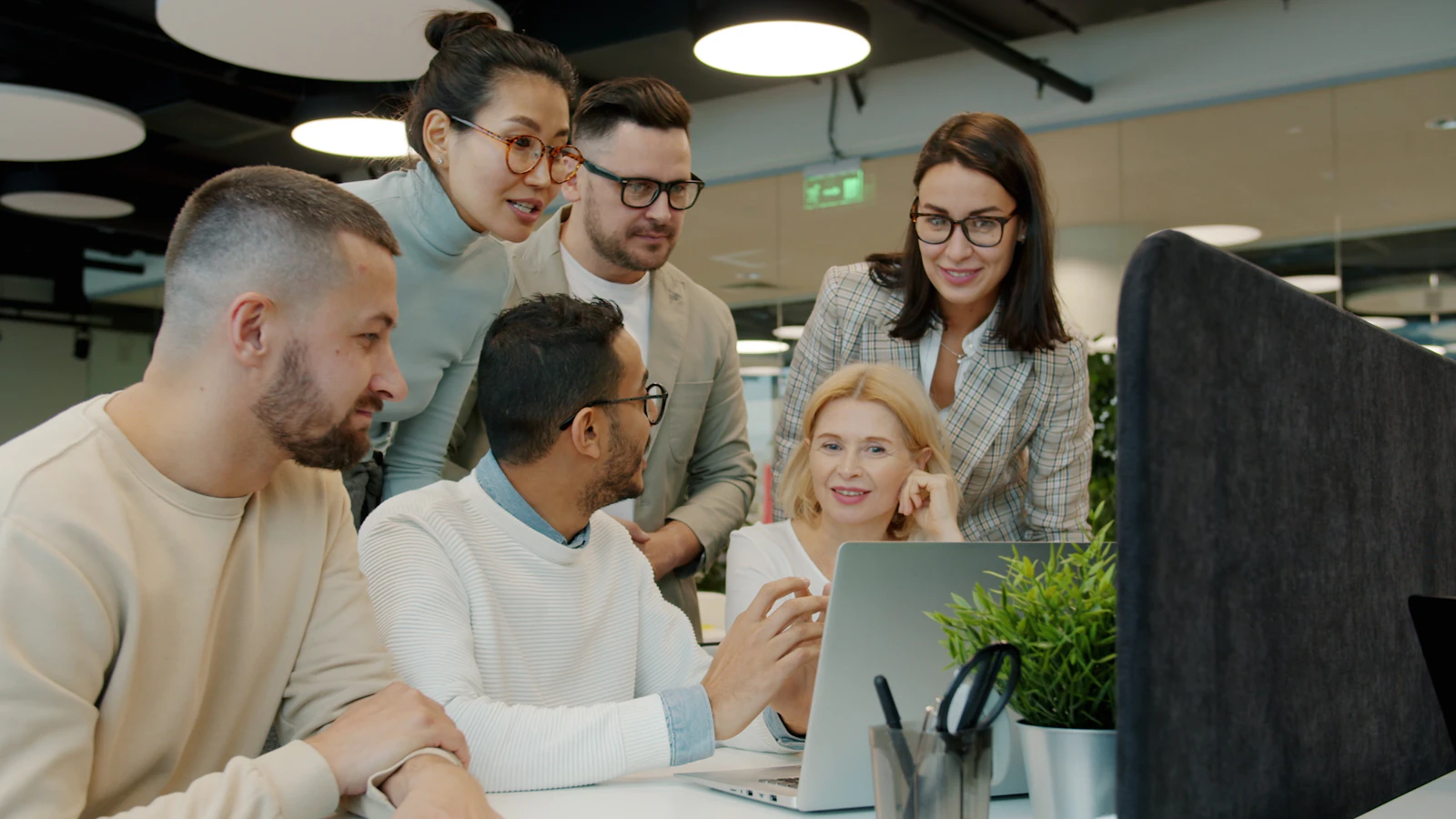 Equipe reunida em volta de um notebook