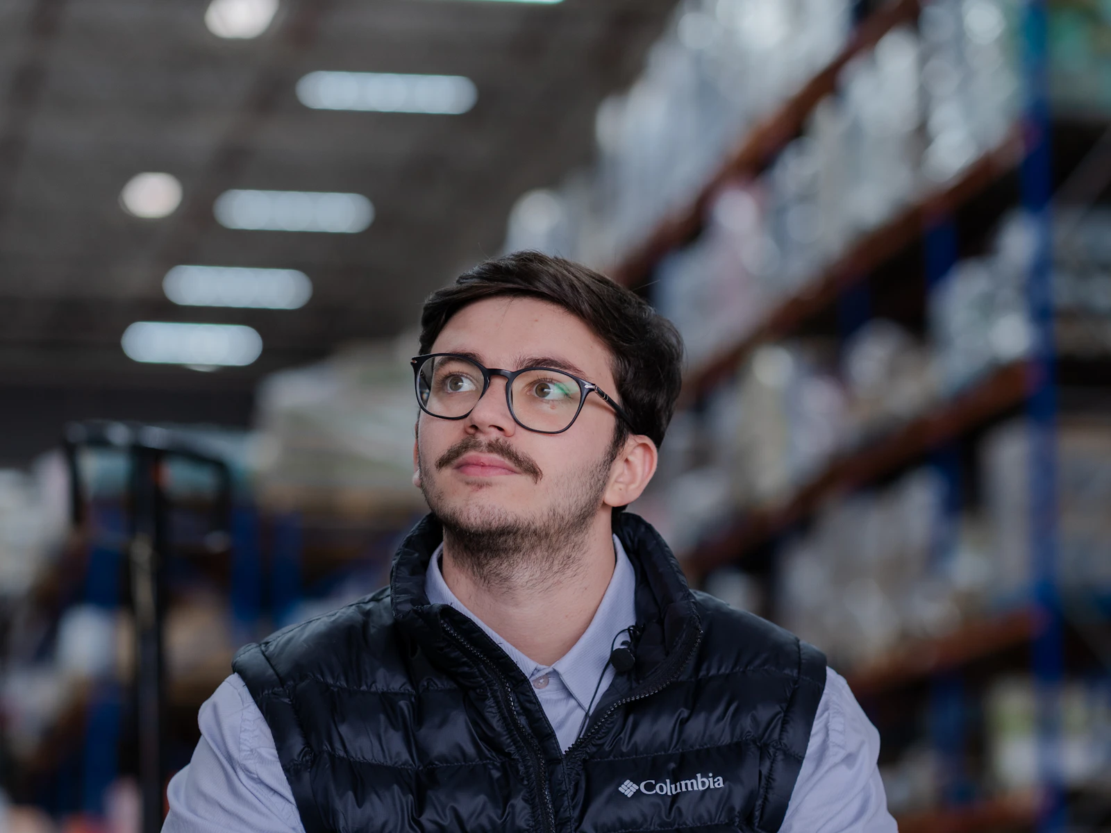 Profissional em um armazém de distribuição